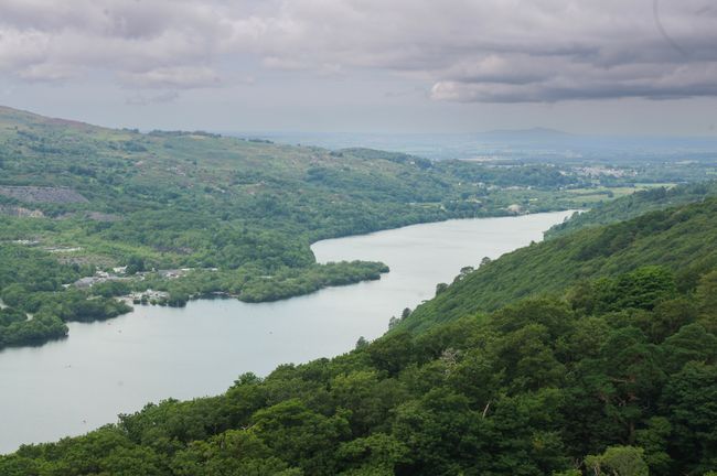 A view of a lake with mountains on either side